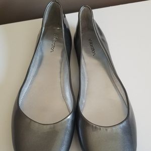 🩷5 for $50🩷 Shiny Grey/Silver Xhilaration Flats